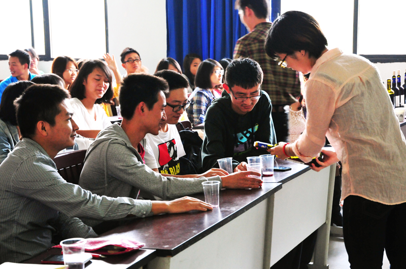 18漫画
第十三届外语文化节系列讲座：微醺之美——葡萄酒品鉴