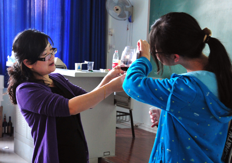 18漫画
第十三届外语文化节系列讲座：微醺之美——葡萄酒品鉴