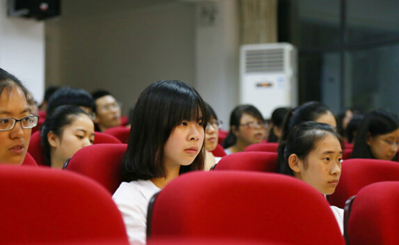 *18漫画
14级假期安全大会召开