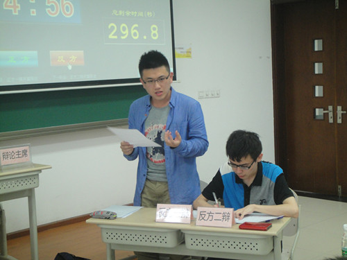 2014年“外研社杯”英语辩论精英赛18漫画
校选赛圆满成功