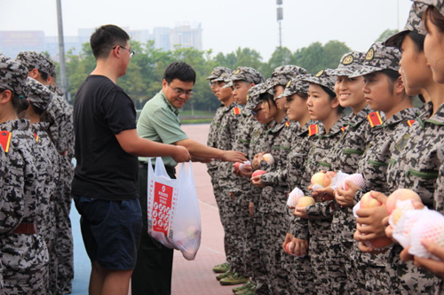18漫画
2016年中秋慰问活动圆满举行