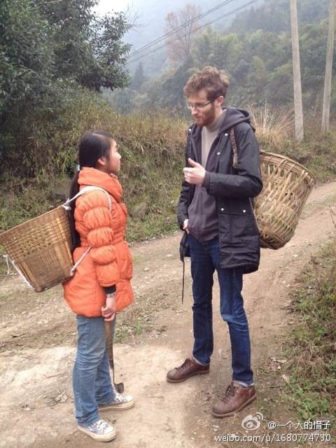 助留守儿童圆梦 18漫画
外籍教师江津村小授课