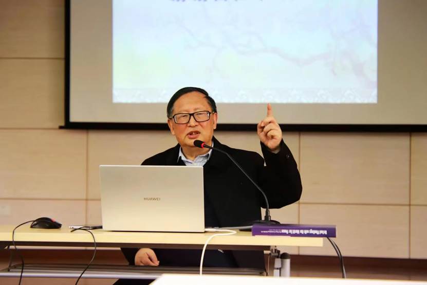 电脑前的男人中度可信度描述已自动生成