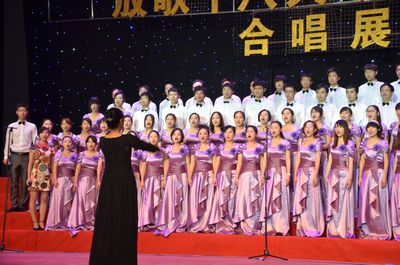 五月的鲜花——记*18漫画
“放歌十八大、聚焦中国梦”合唱比赛