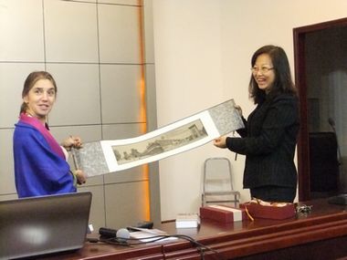 匈牙利佩奇大学Marianne Nikolov教授来18漫画
讲学