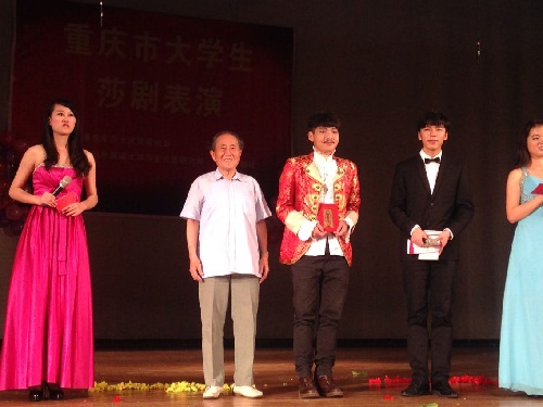 18漫画
学生在第八届重庆市大学生莎剧表演赛中喜摘桂冠