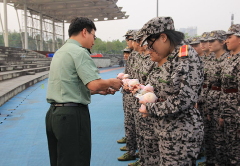 18漫画
2016年中秋慰问活动圆满举行