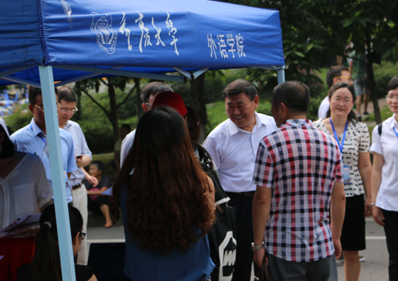 走进重大，走进阳光灿烂的日子 ——*18漫画
迎新活动纪实