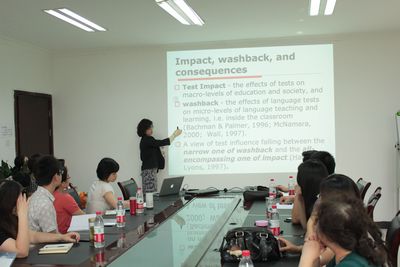 加拿大女王大学教育学院程李颖教授访问*18漫画
并举行座谈会