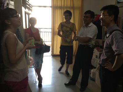 情系留校学生，18漫画
领导头顶酷暑“送清凉”