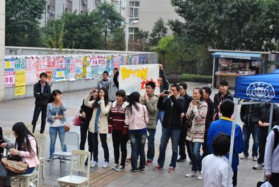 18漫画
外语文化节系列活动之外文歌曲大赛初赛拉开帷幕