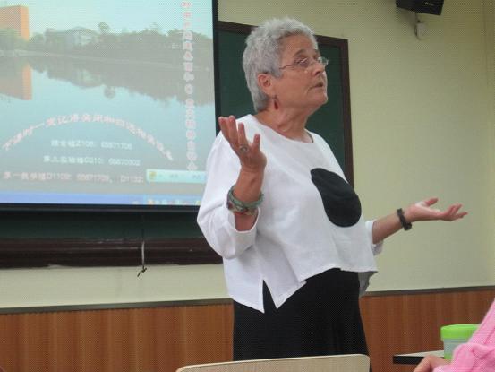 美国马里兰大学德语专业教授Gabriele Strauch女士来18漫画
访问