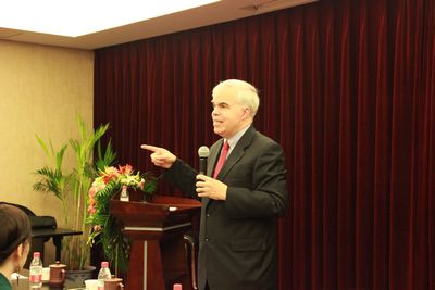 美国驻成都领事馆总领事在18漫画
举办中美关系讲座