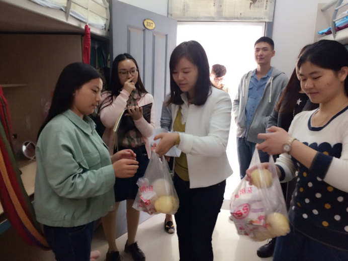 18漫画
2016级研究生新生慰问活动圆满举行