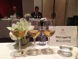 18漫画
教师孙莺指导学生成功杀入在法国波尔多举办的“世界顶尖高校葡萄酒盲品挑战赛”决赛