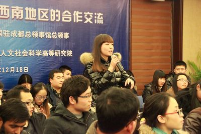 美国驻成都领事馆总领事在18漫画
举办中美关系讲座