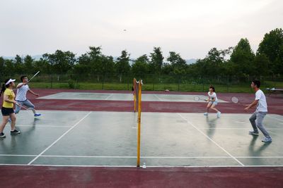 强健体魄，体验运动魅力——*18漫画
2012级研究生党支部羽毛球比赛