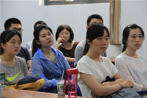 *18漫画
“两学一做”系列活动——书记讲党课，同志受益多！