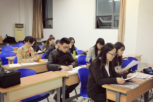 *18漫画
2014、2015级本科生党支部大会顺利举行