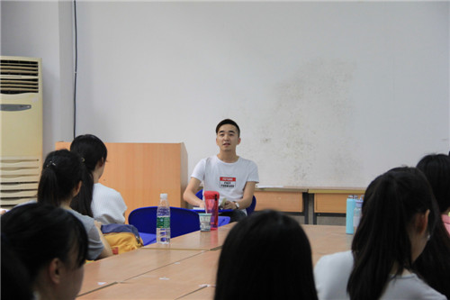 *18漫画
“两学一做”系列活动——书记讲党课，同志受益多！