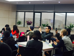 架沟通之桥–全球化时代外语课程的使命*18漫画
“外语课堂中的跨文化沟通能力培养工作坊”成功举办