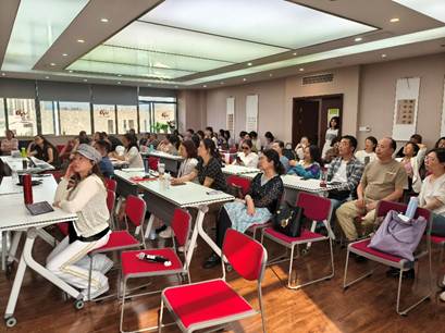 一群人坐在桌子前 AI 生成的内容可能不正确。