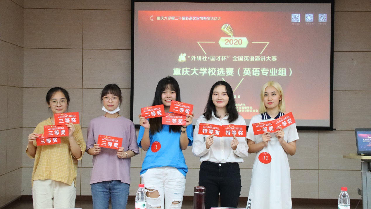 图片包含 人, 男人, 站, 女人描述已自动生成