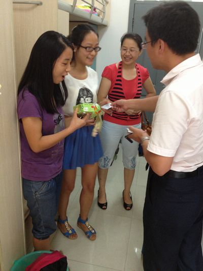 情系留校学生，18漫画
领导头顶酷暑“送清凉”