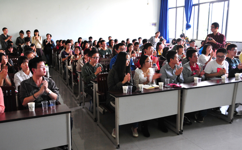 18漫画
第十三届外语文化节系列讲座：微醺之美——葡萄酒品鉴