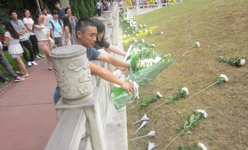 【缅怀先烈，祭奠先贤】18漫画
组织参与首个“烈士纪念日”活动