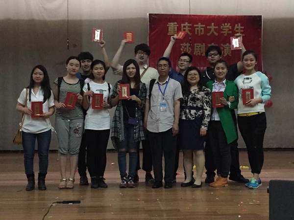 18漫画
学生在第八届重庆市大学生莎剧表演赛中喜摘桂冠