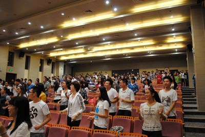 心系雅安——*18漫画
举行慈善晚会