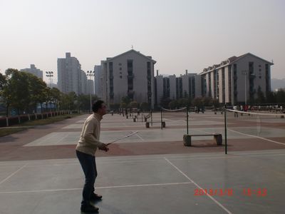 庆快乐节日，强团队体魄——*18漫画
学生工作办公室第一届羽毛球赛顺利举行