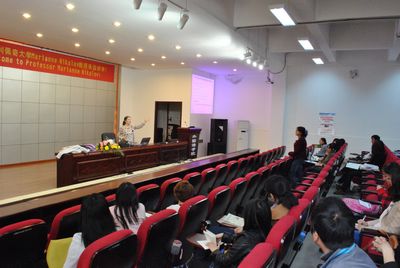 匈牙利佩奇大学Marianne Nikolov教授来18漫画
讲学